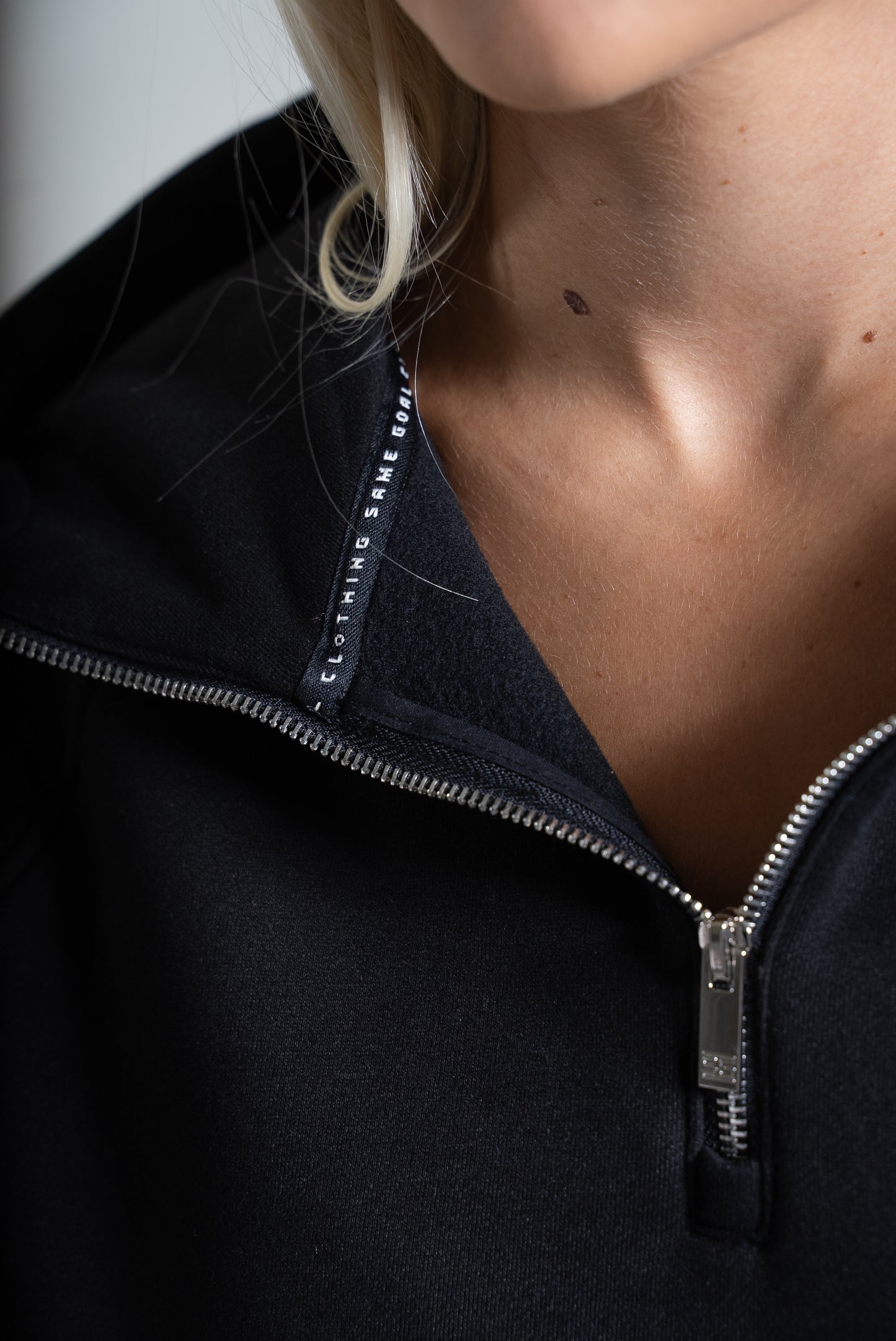 HEAVY zip huppari musta