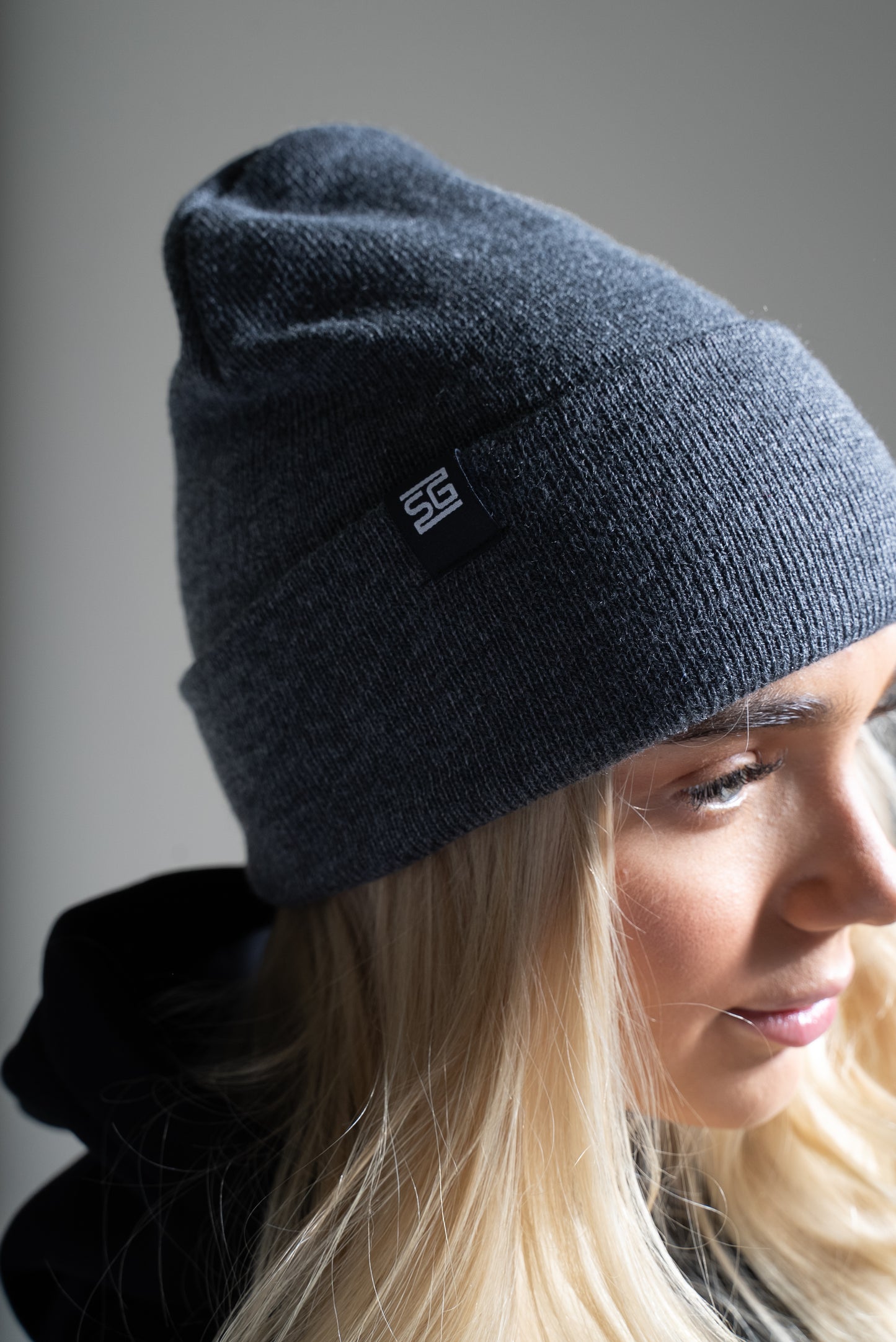 Pipo meleerattu tummanharmaa