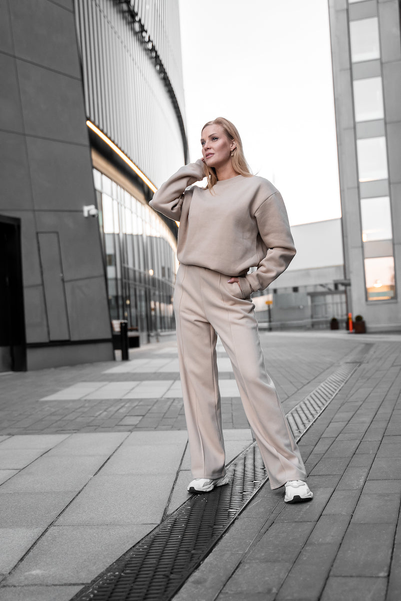 essential leveälahkeiset housut beige