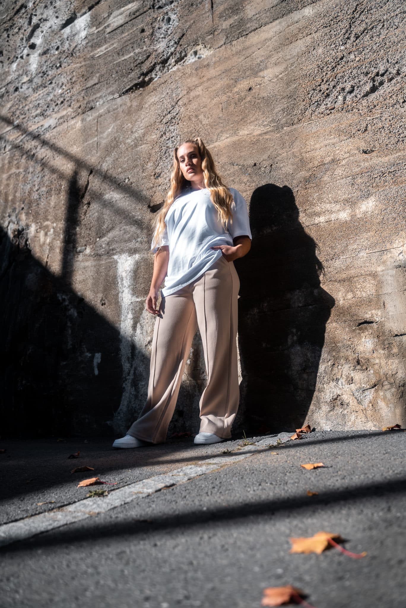 essential leveälahkeiset housut beige