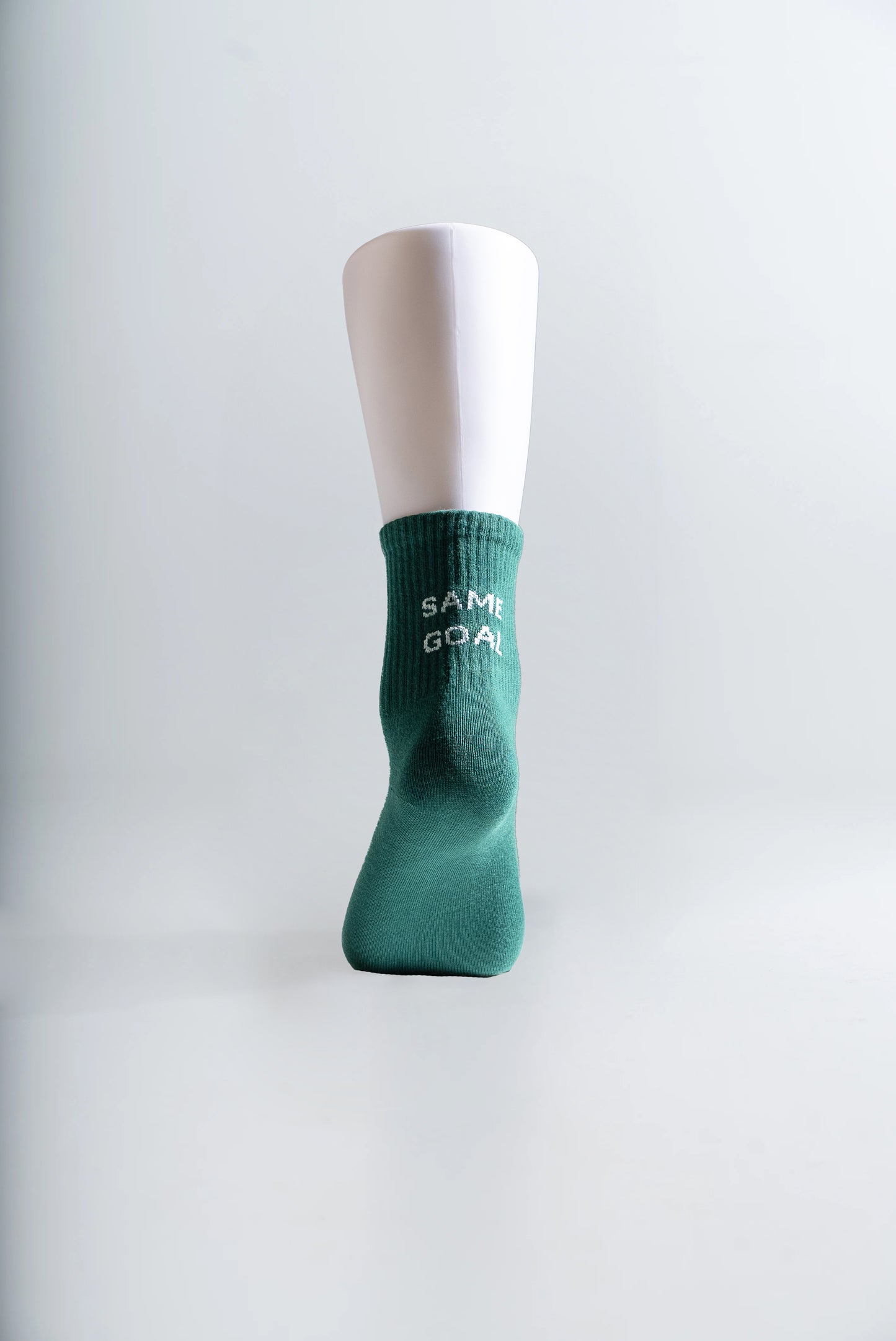 Sukat tekstillä tummanvihreä