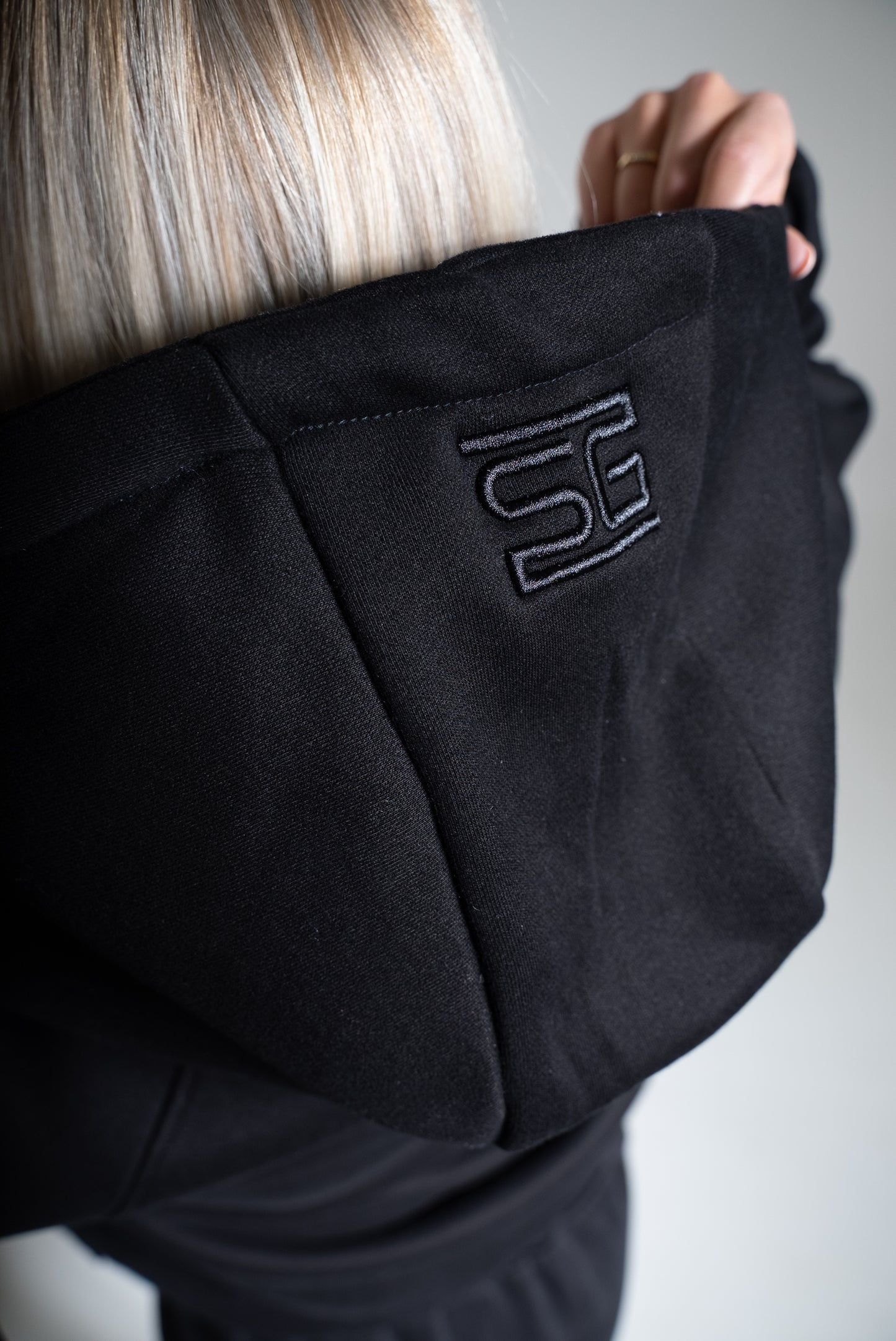 HEAVY zip huppari musta