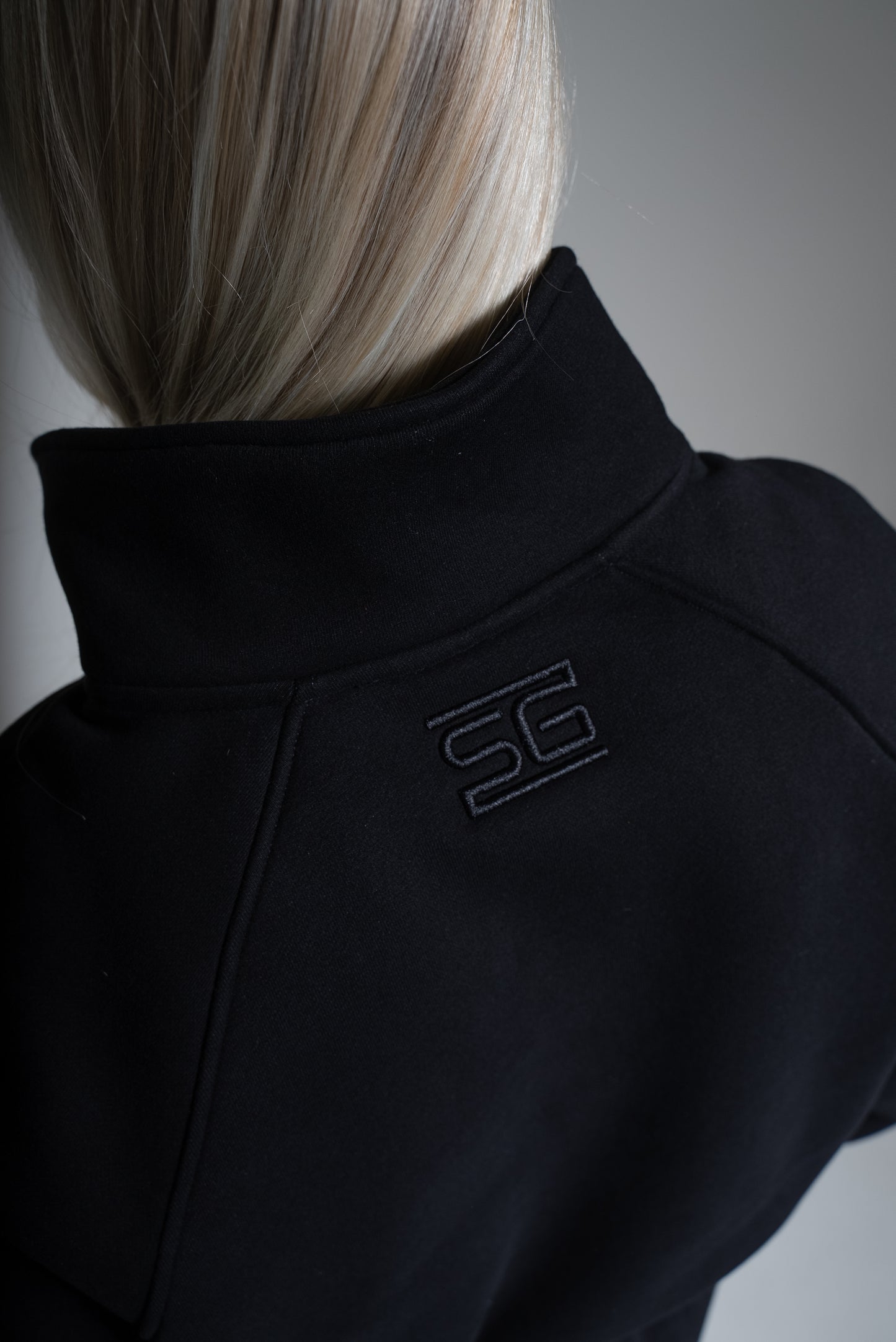 HEAVY zip high neck musta