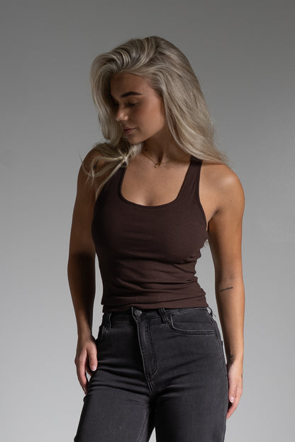 Rib cross back top tummanruskea