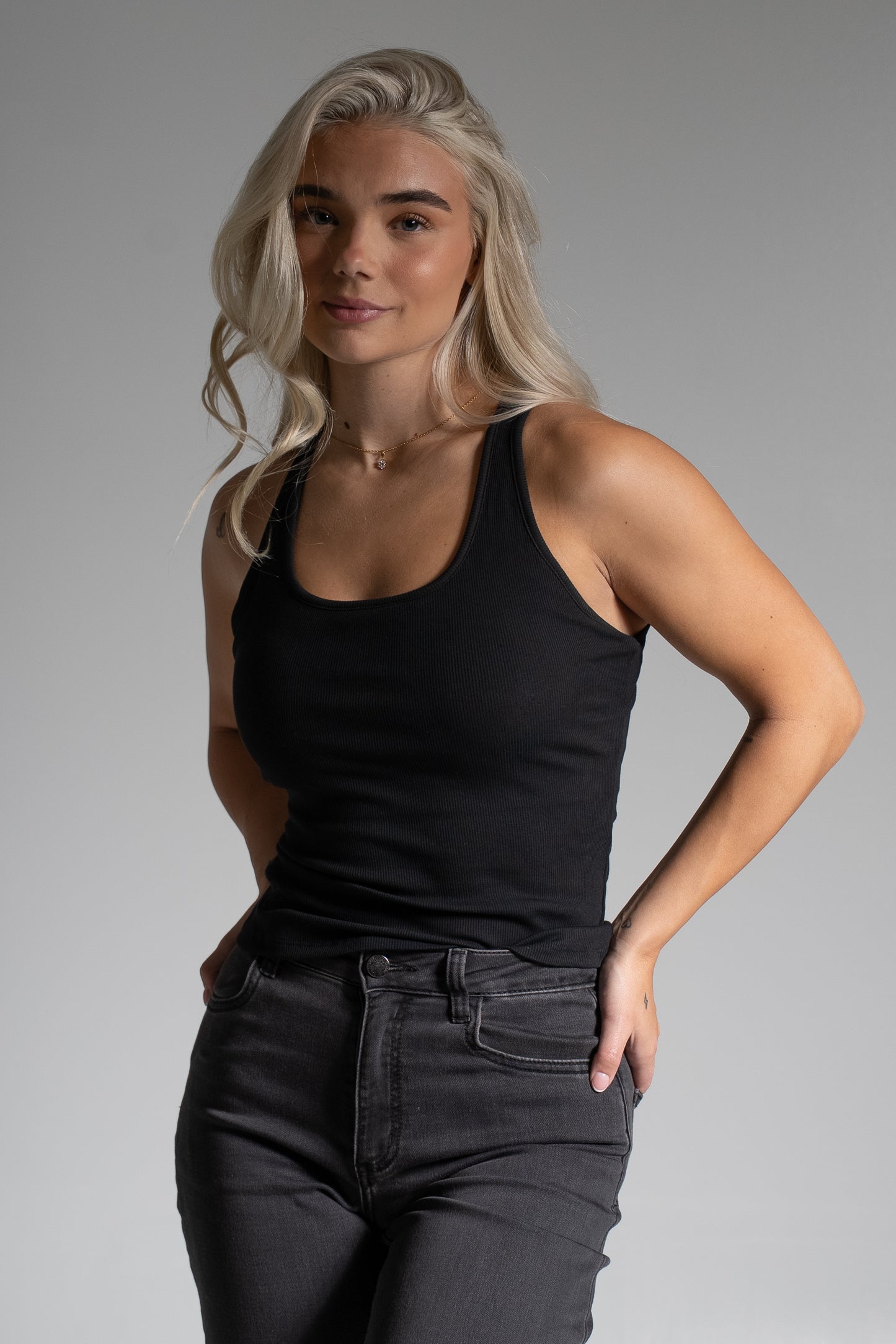 Rib cross back top musta