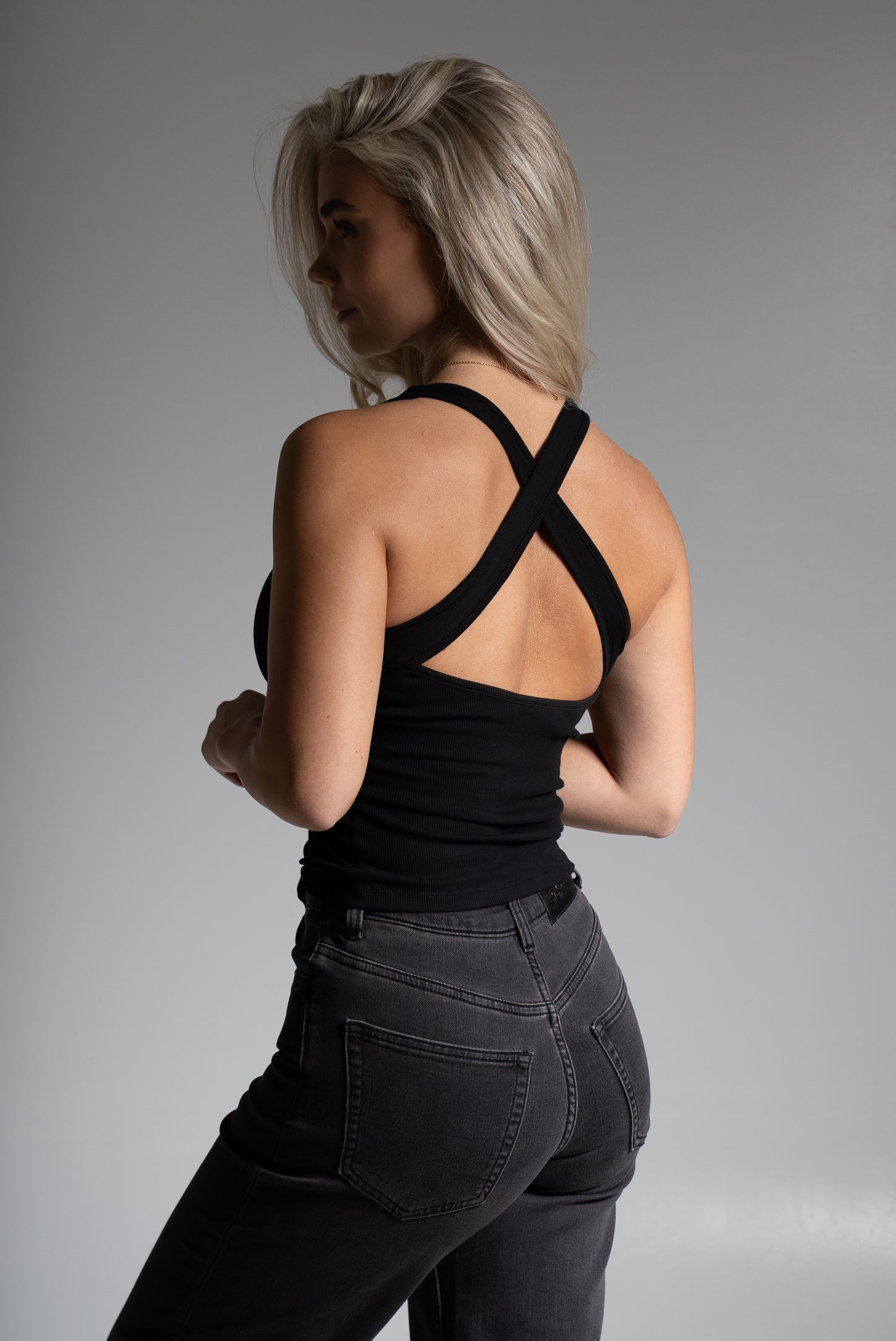 Rib cross back top musta